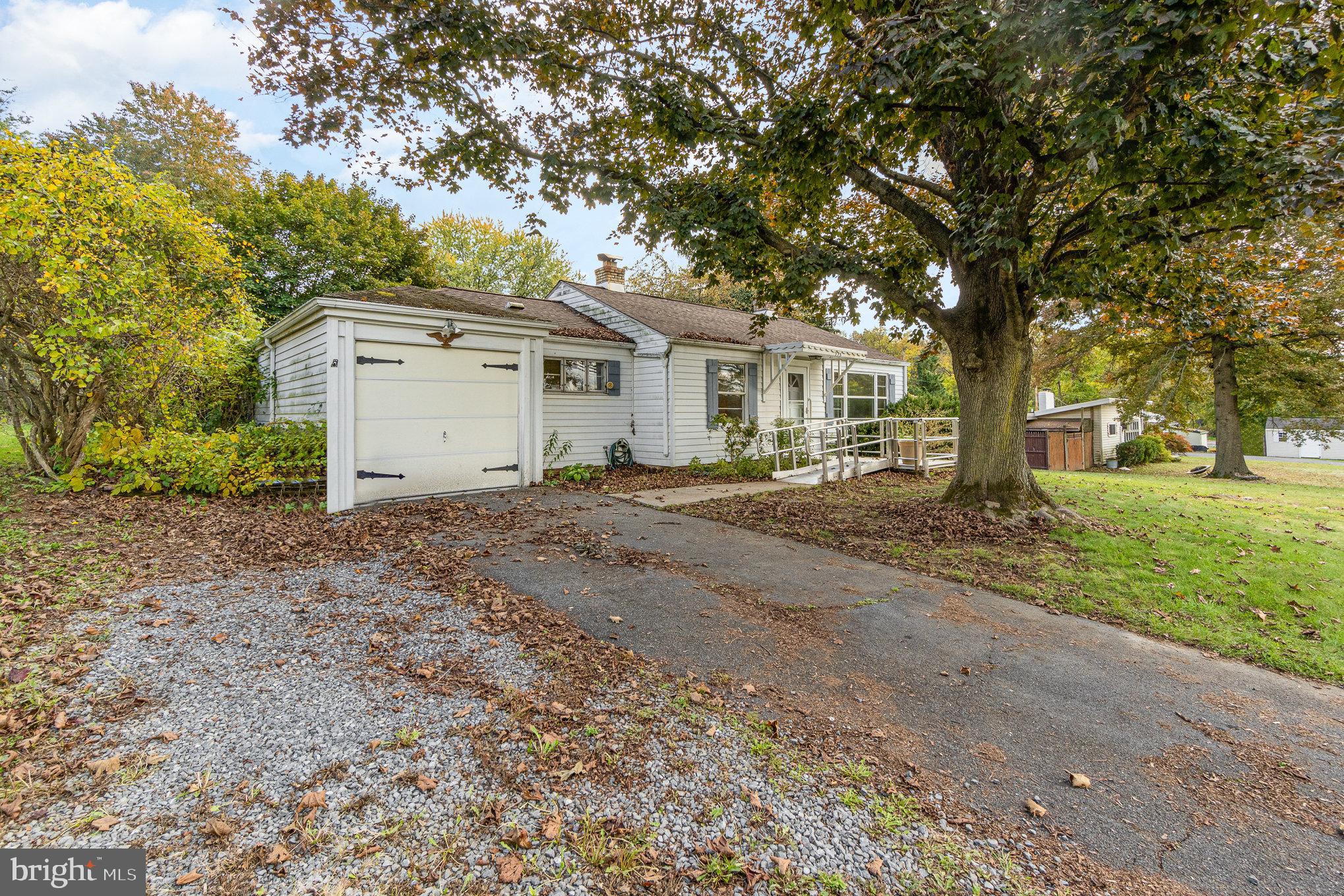 915 Colonial Road Harrisburg, PA 17112 - Photo 4 of 30 1 Car Garage and Driveway