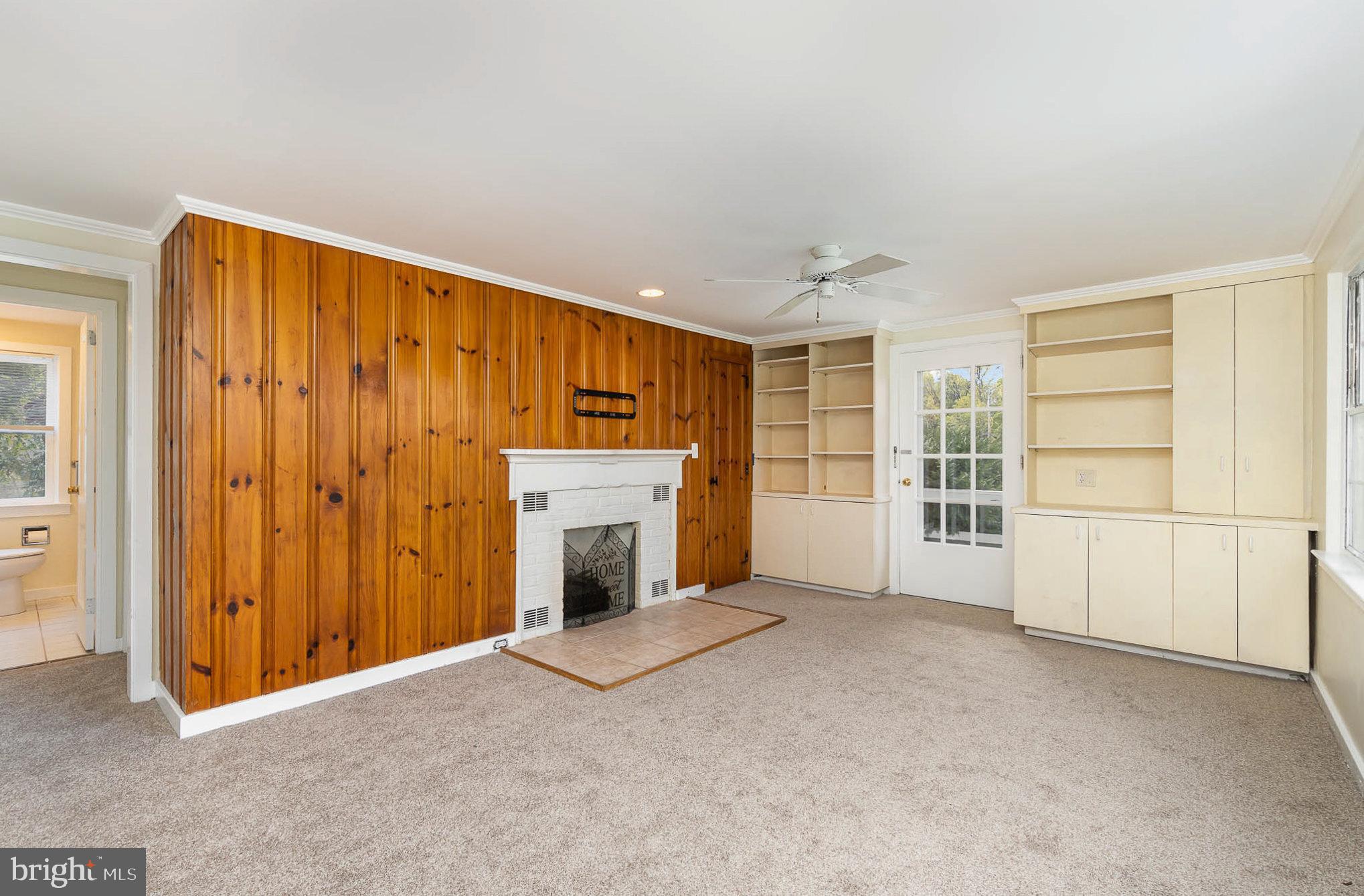 915 Colonial Road Harrisburg, PA 17112 - Photo 7 of 30 Living Room