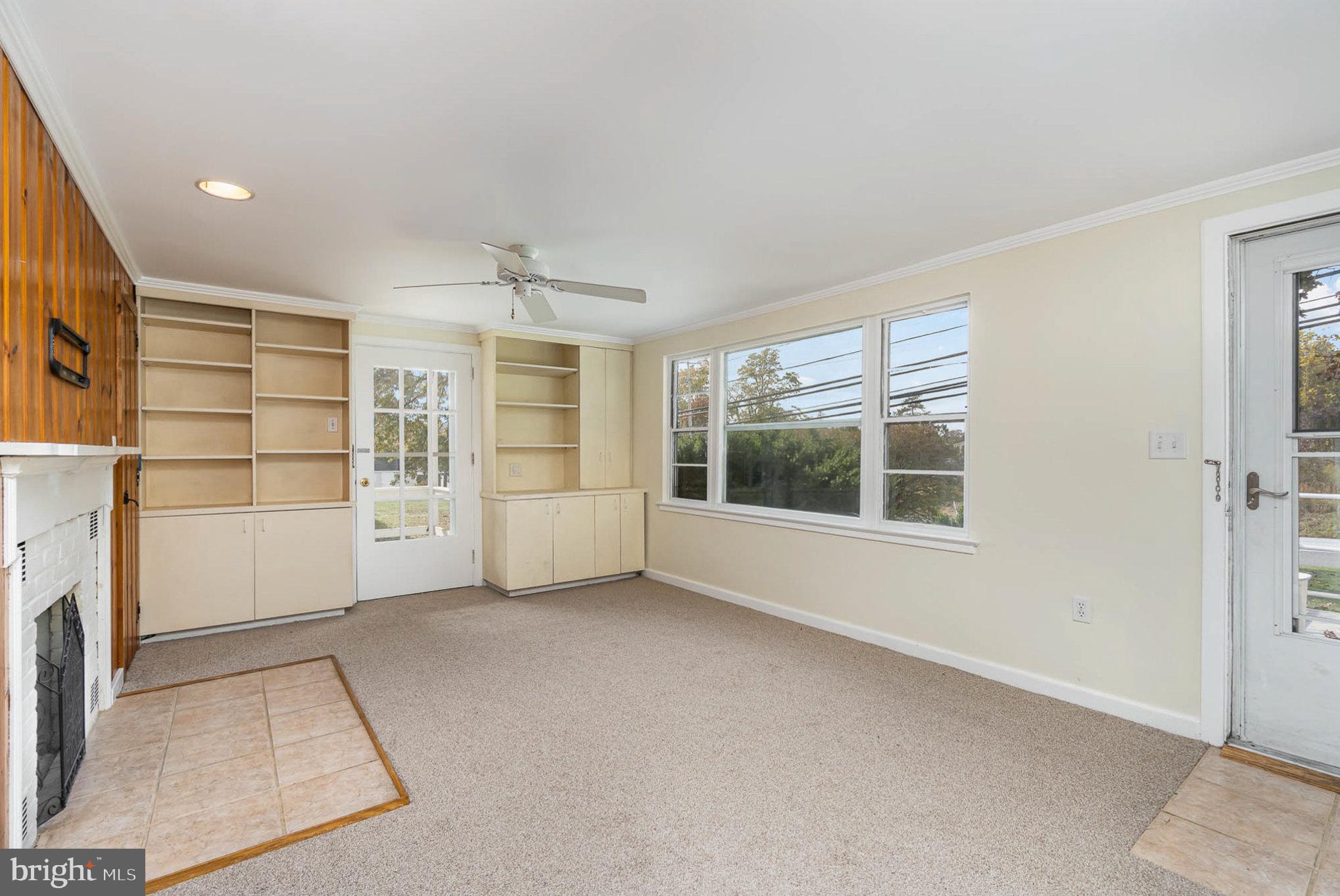 915 Colonial Road Harrisburg, PA 17112 - Photo 8 of 30 Living Room