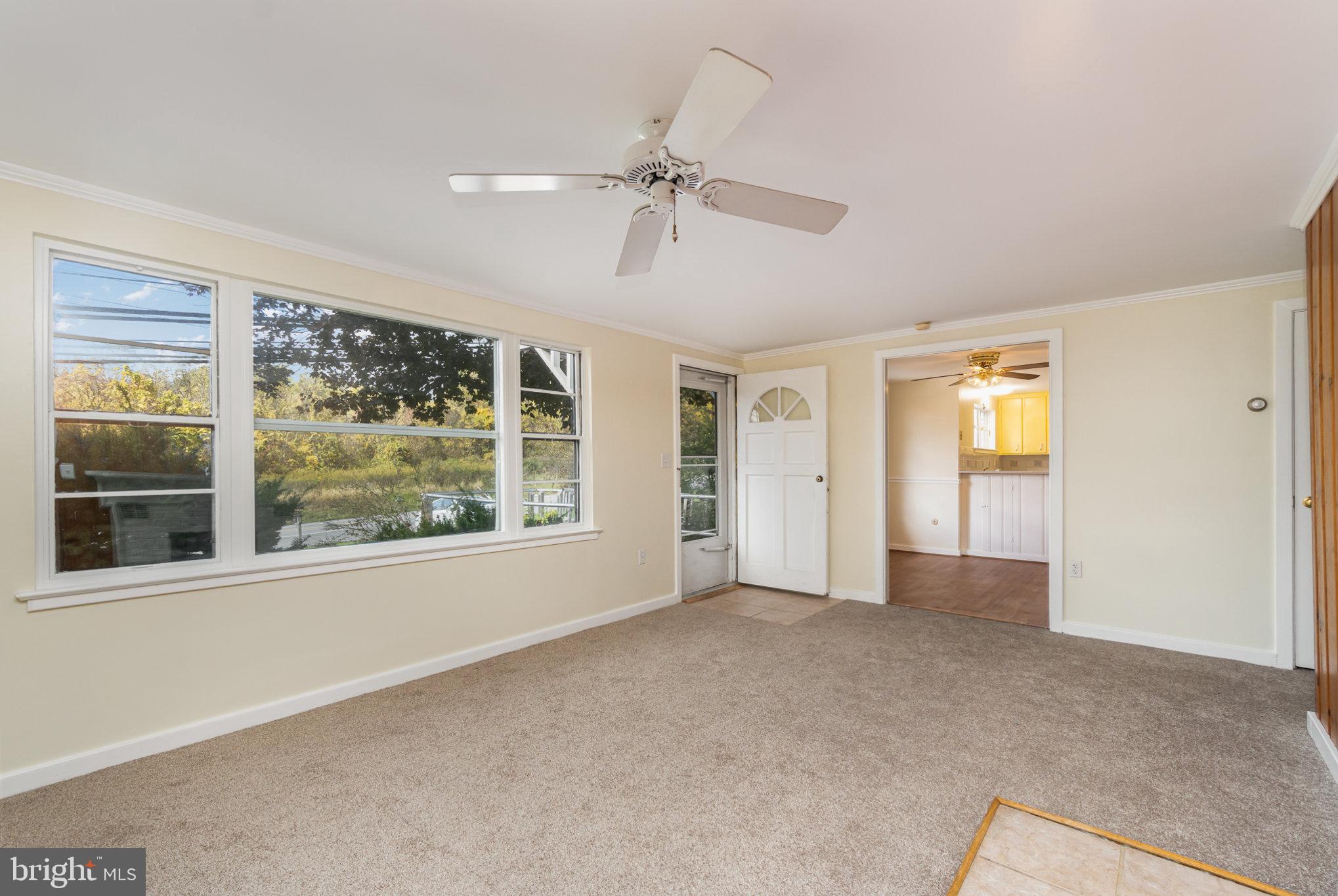 915 Colonial Road Harrisburg, PA 17112 - Photo 9 of 30 Living Room