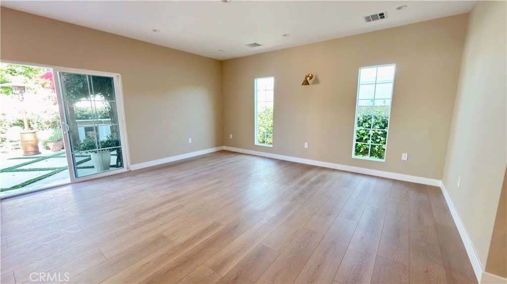 20748 Stagg Street Winnetka, CA 91306 - Photo 4 of 13