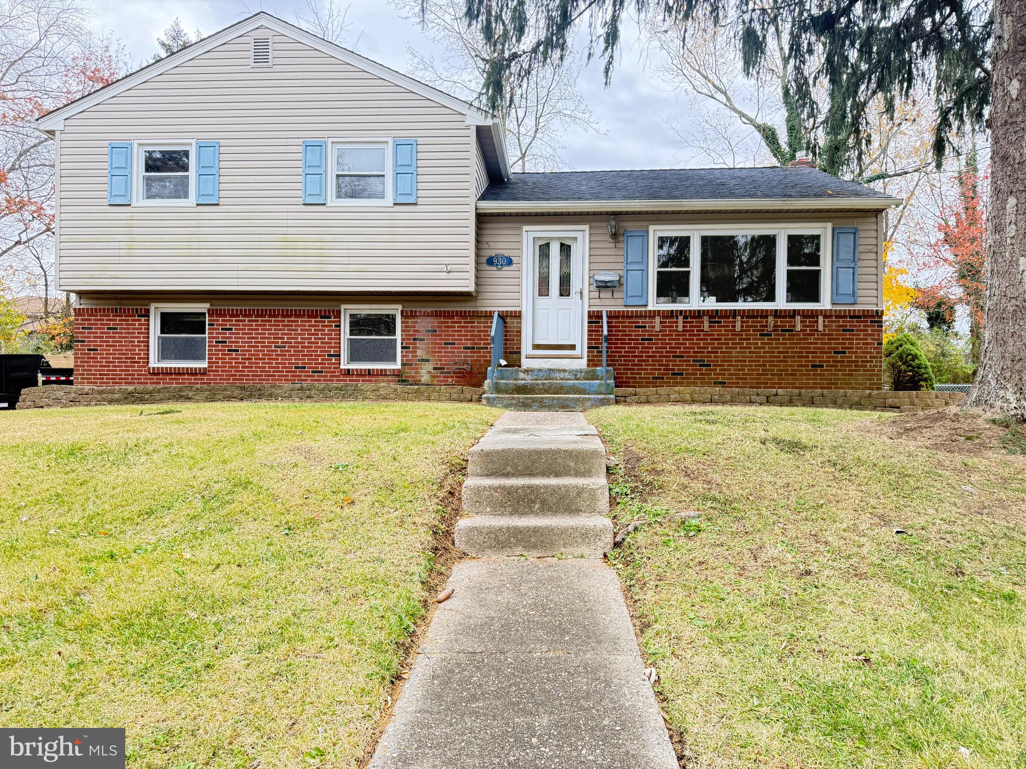 a front view of house with yard