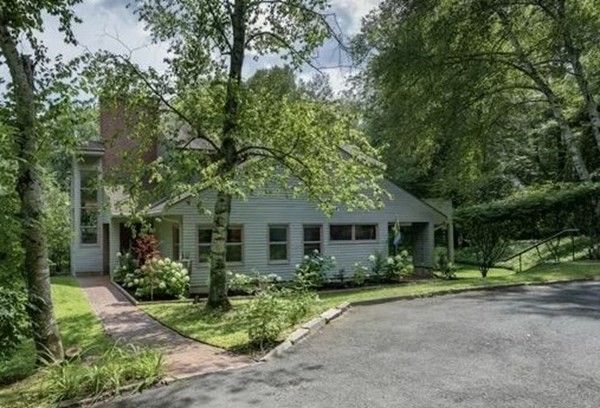 640 Kennedy Road Northampton, MA 01053 - Photo 2 of 42 a front view of house with yard and green space
