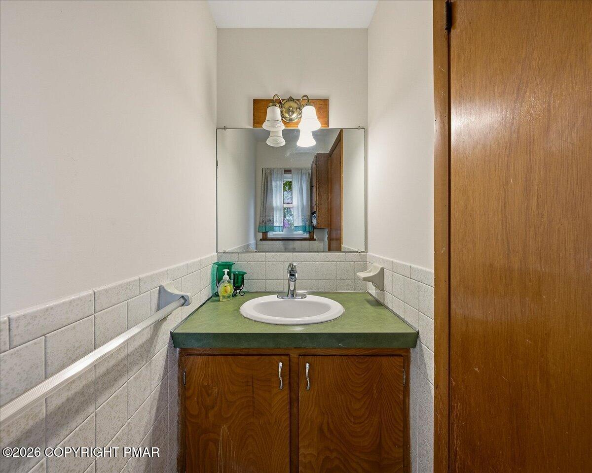 310 Albert Road Stroudsburg, PA 18360 - Photo 17 of 54 Powder Room