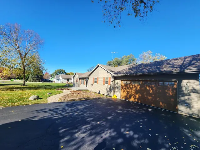 $419,000 | 530 Valencia Drive, Delavan, WI 53115