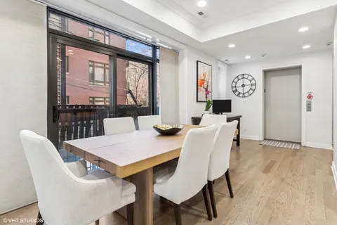 $700,000 | 632 West Barry Avenue, Unit 1S, Chicago, IL 60657