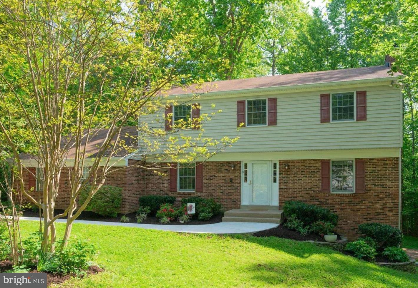 8504 Shadeway Place Springfield, VA 22153 - Photo 2 of 31 Lovely Colonial on Private Lot