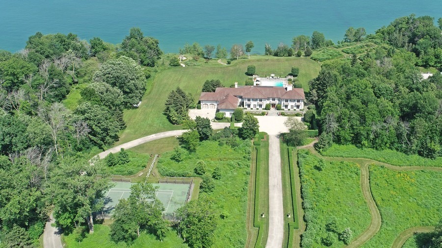 700 Crab Tree Lane Lake Bluff, IL 60044 - Photo 2 of 51 a view of a houses with a yard