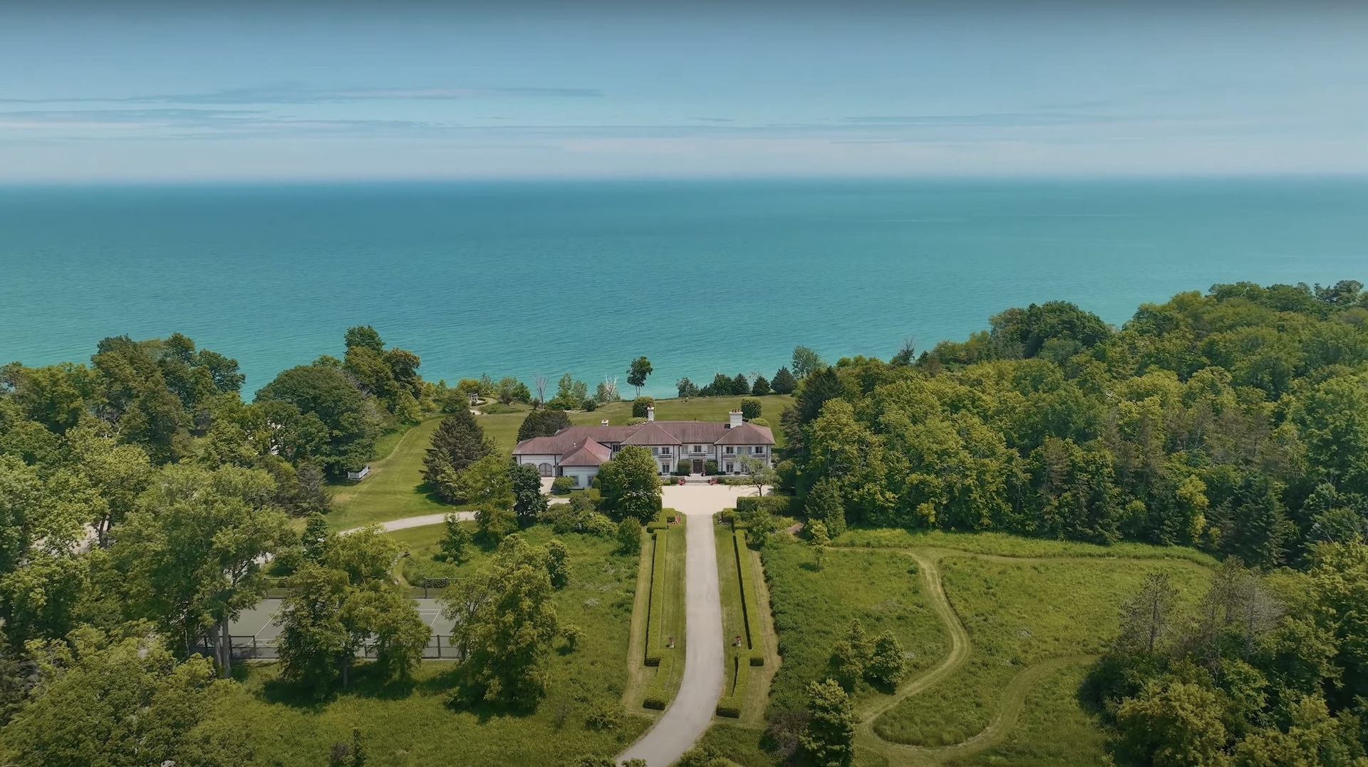 700 Crab Tree Lane Lake Bluff, IL 60044 - Photo 3 of 51 a view of a city