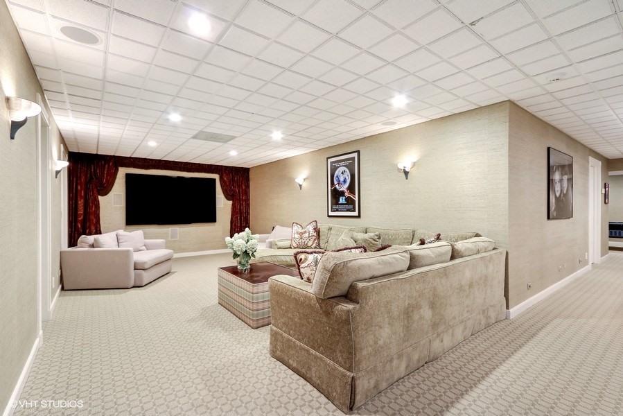 700 Crab Tree Lane Lake Bluff, IL 60044 - Photo 36 of 51 a living room with furniture