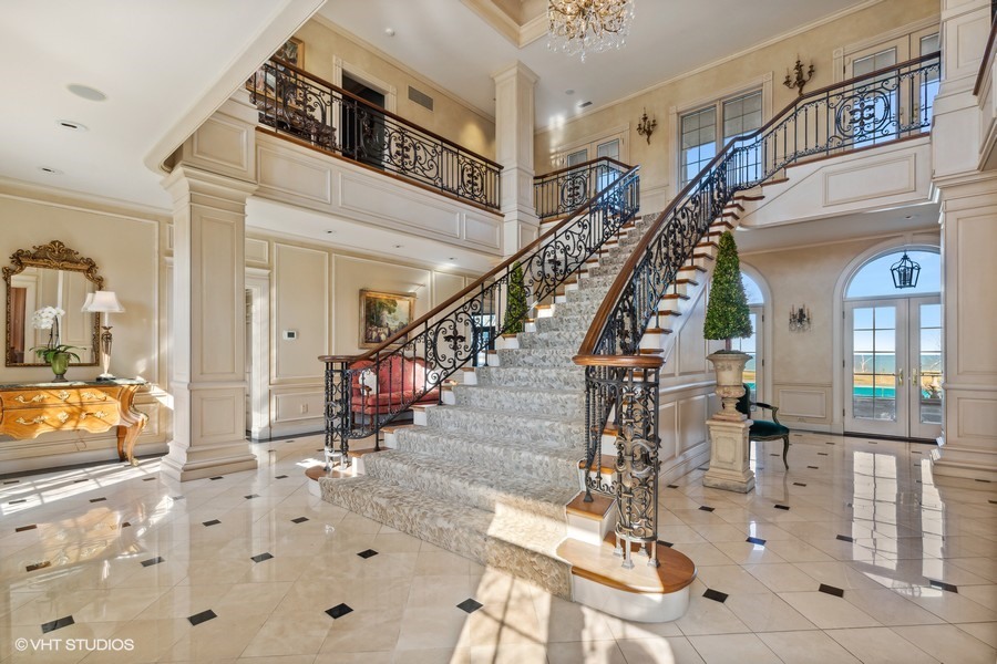 700 Crab Tree Lane Lake Bluff, IL 60044 - Photo 8 of 51 a view of entryway