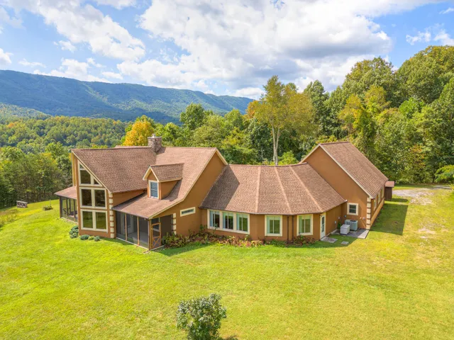 a view of a house with backyard and garden