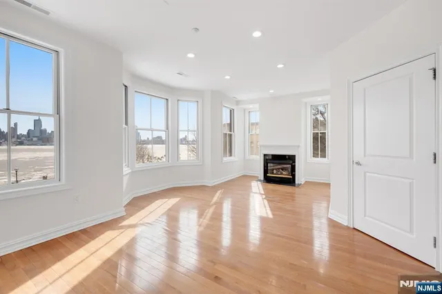 $10,000 | 1 Regency Place, Weehawken, NJ 07086