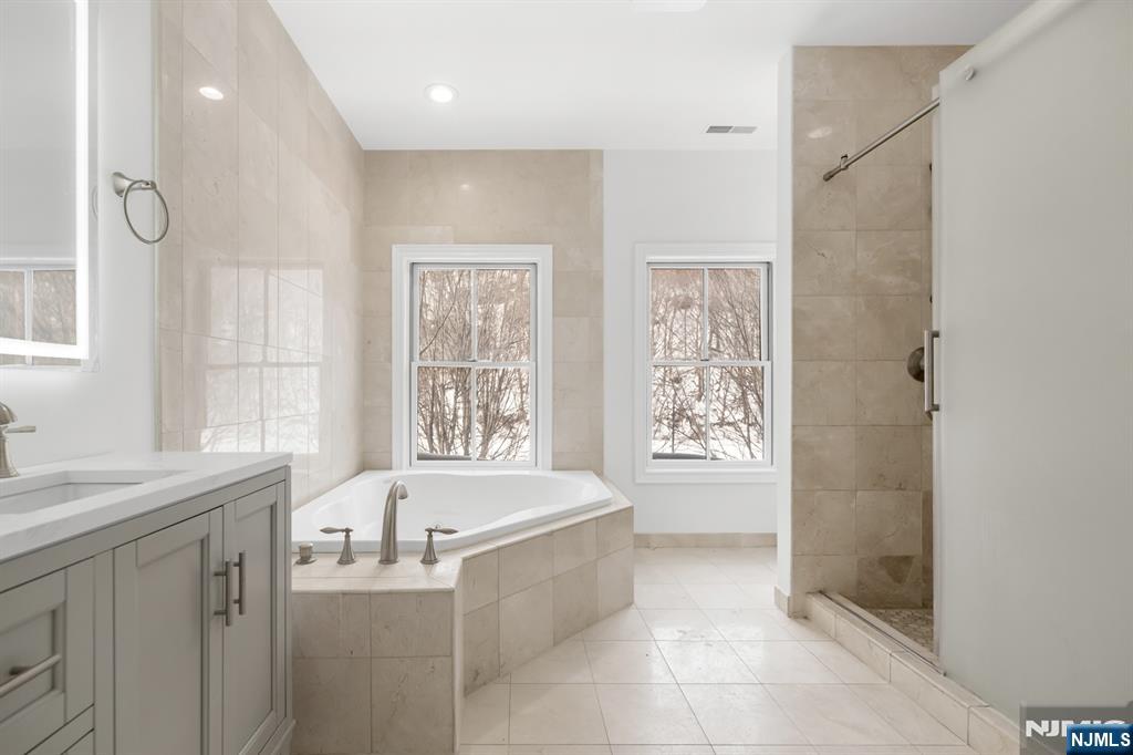 1 Regency Place Weehawken, NJ 07086 - Photo 10 of 12