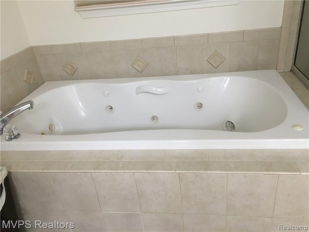 3191 Villanova Circle Rochester, MI 48307 - Photo 13 of 28 villa jacuzzi.jpg