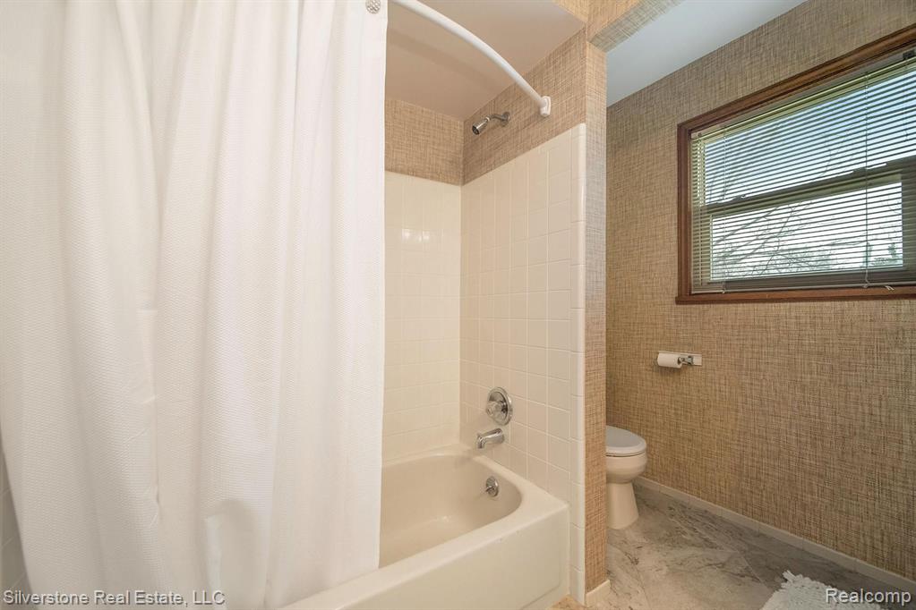 873 North Adams Road Rochester Hills, MI 48309 - Photo 28 of 37