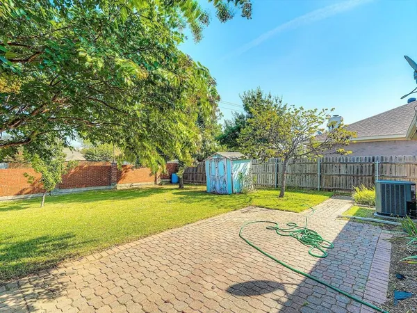 $2,100 | 809 Birkhill Trail, Arlington, TX 76001