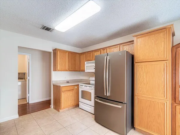 $2,100 | 809 Birkhill Trail, Arlington, TX 76001