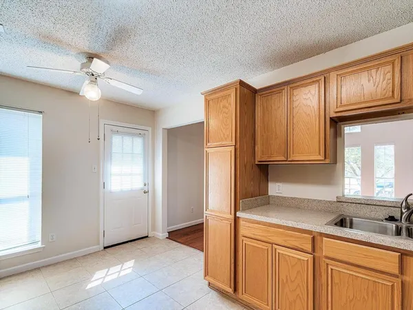 $2,100 | 809 Birkhill Trail, Arlington, TX 76001