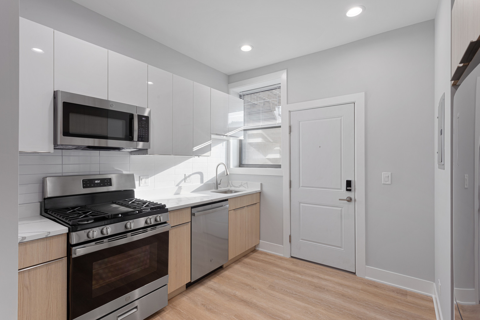 6929 North Lakewood Avenue, Unit 2 Chicago, IL 60626 - Photo 3 of 13 a kitchen with sink stove and microwave