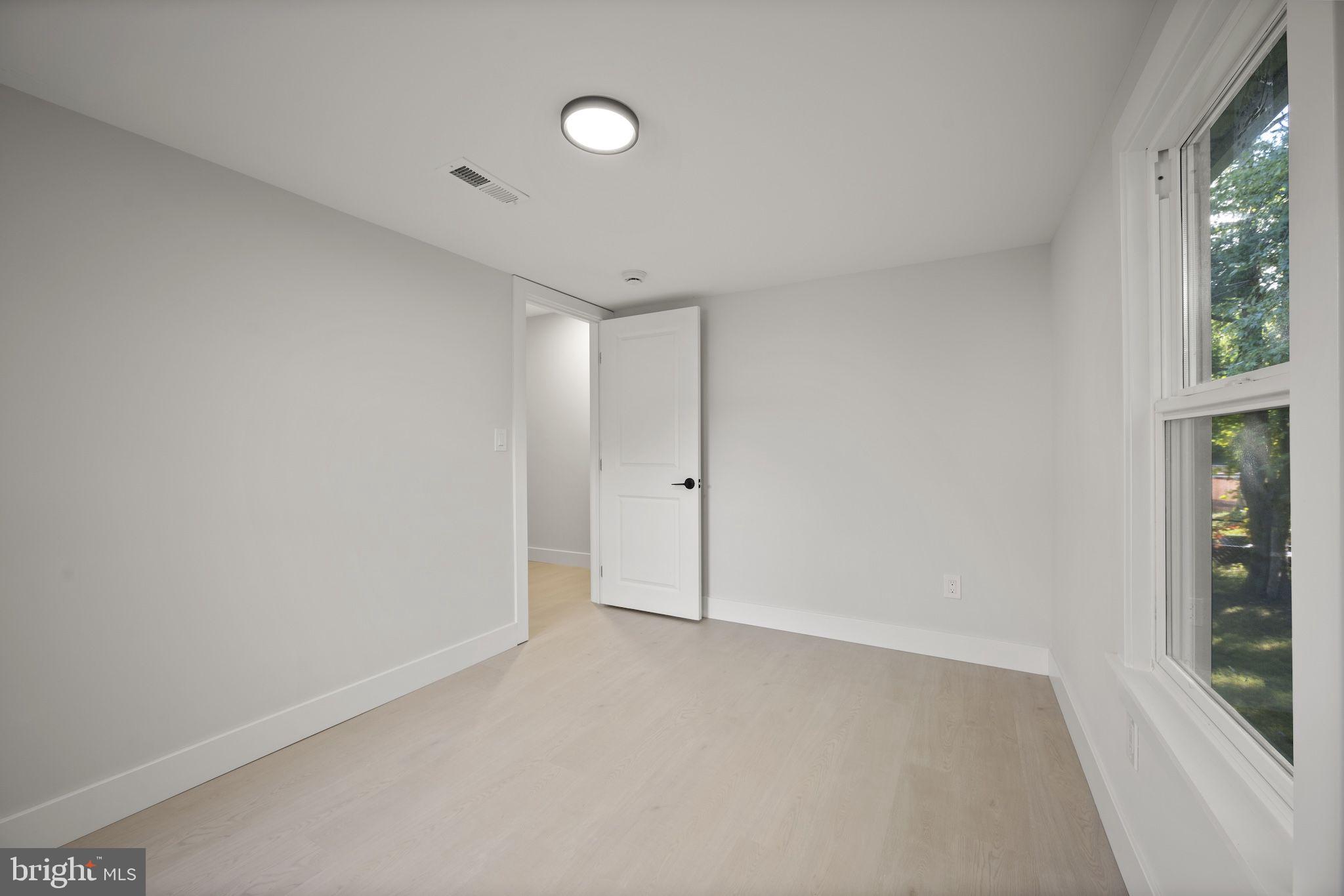 821 South Woodlynn Road Baltimore, MD 21221 - Photo 18 of 32