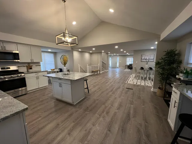 $2,550 | 276 North Henry Street, Gary, IN 46403