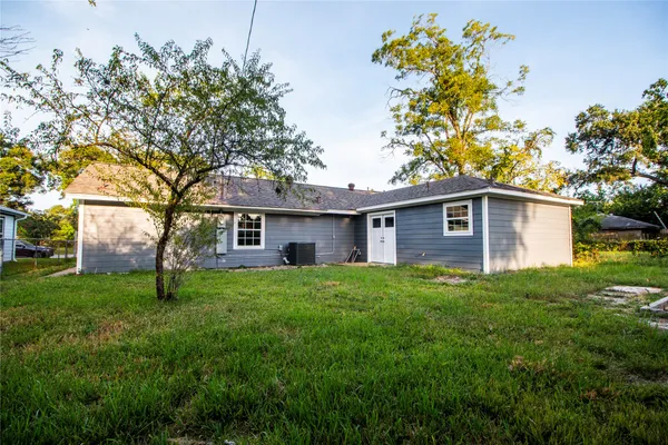 $2,700 | 1941 Lynnview Drive, Houston, TX 77055