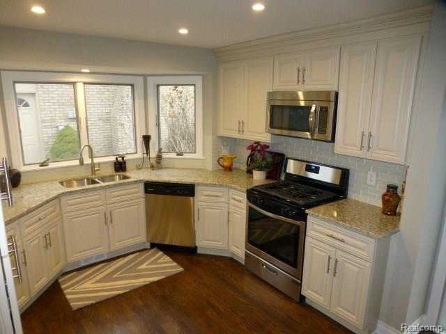 564 Rolling Green Circle Rochester Hills, MI 48309 - Photo 7 of 24