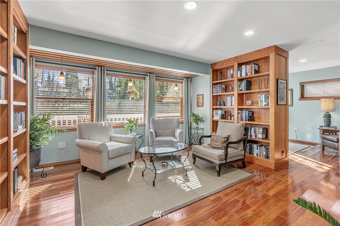 7315 Dumar Way Southwest Seattle, WA 98106 - Photo 4 of 39 Gallery Image 4