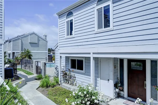 $4,200 | 260 Victoria Street, Unit 5, Costa Mesa, CA 92627