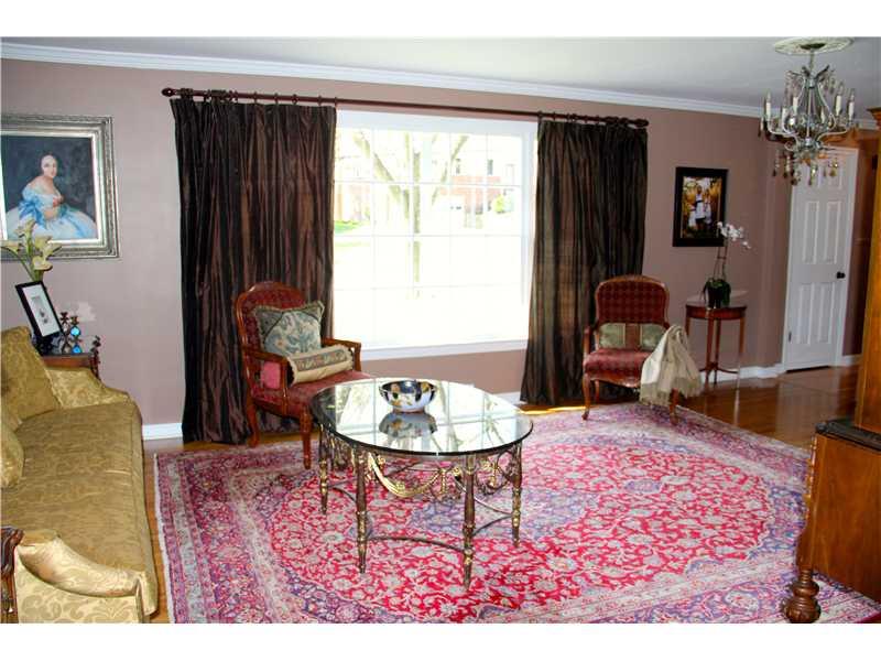 204 Sunridge Road Pittsburgh, PA 15238 - Photo 2 of 21 Living Room.