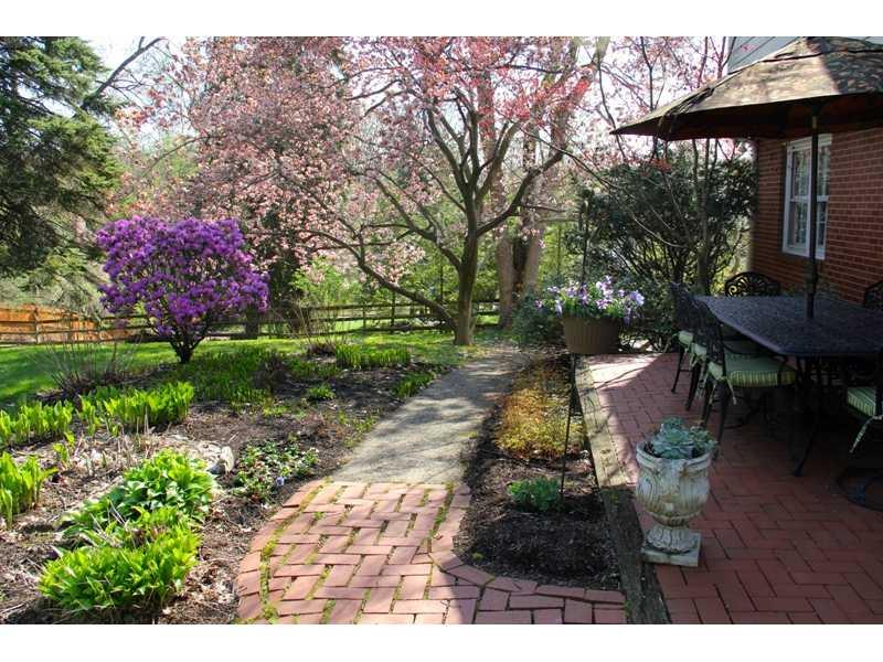 204 Sunridge Road Pittsburgh, PA 15238 - Photo 18 of 21 Yard/Garden.
