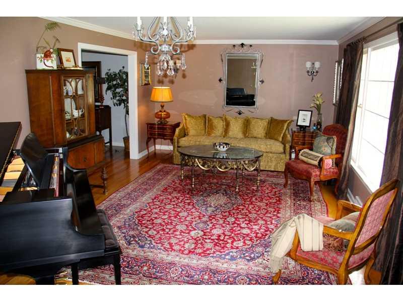204 Sunridge Road Pittsburgh, PA 15238 - Photo 3 of 21 Living Room.