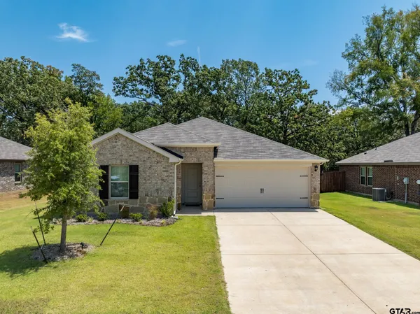 $2,295 | 1008 North River Oaks Lane, Chandler, TX 75758