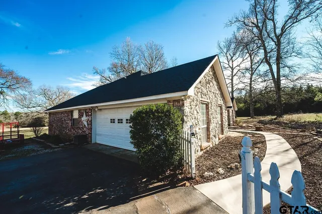 a view of a front of house with a yard