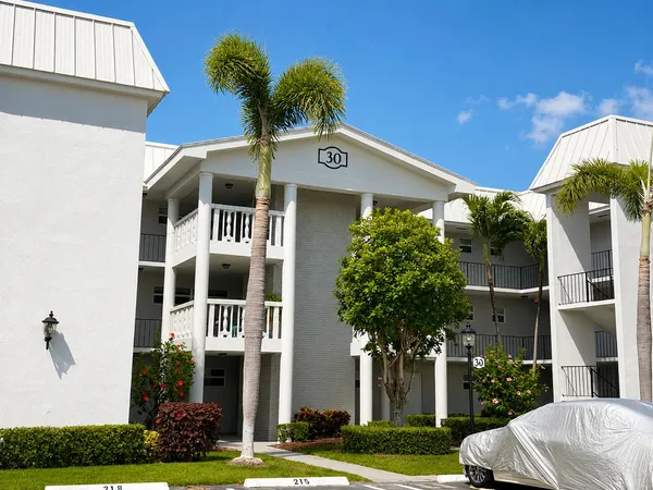 $1,750 | 30 Colonial Club Drive, Unit 203, Boynton Beach, FL 33435