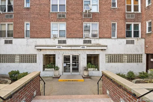 $1,800 | 610 Waring Avenue, Unit 5G | Bronxwood