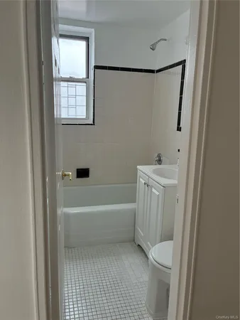 $1,800 | 610 Waring Avenue, Unit 5G | Bronxwood