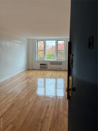 $1,800 | 610 Waring Avenue, Unit 5G | Bronxwood