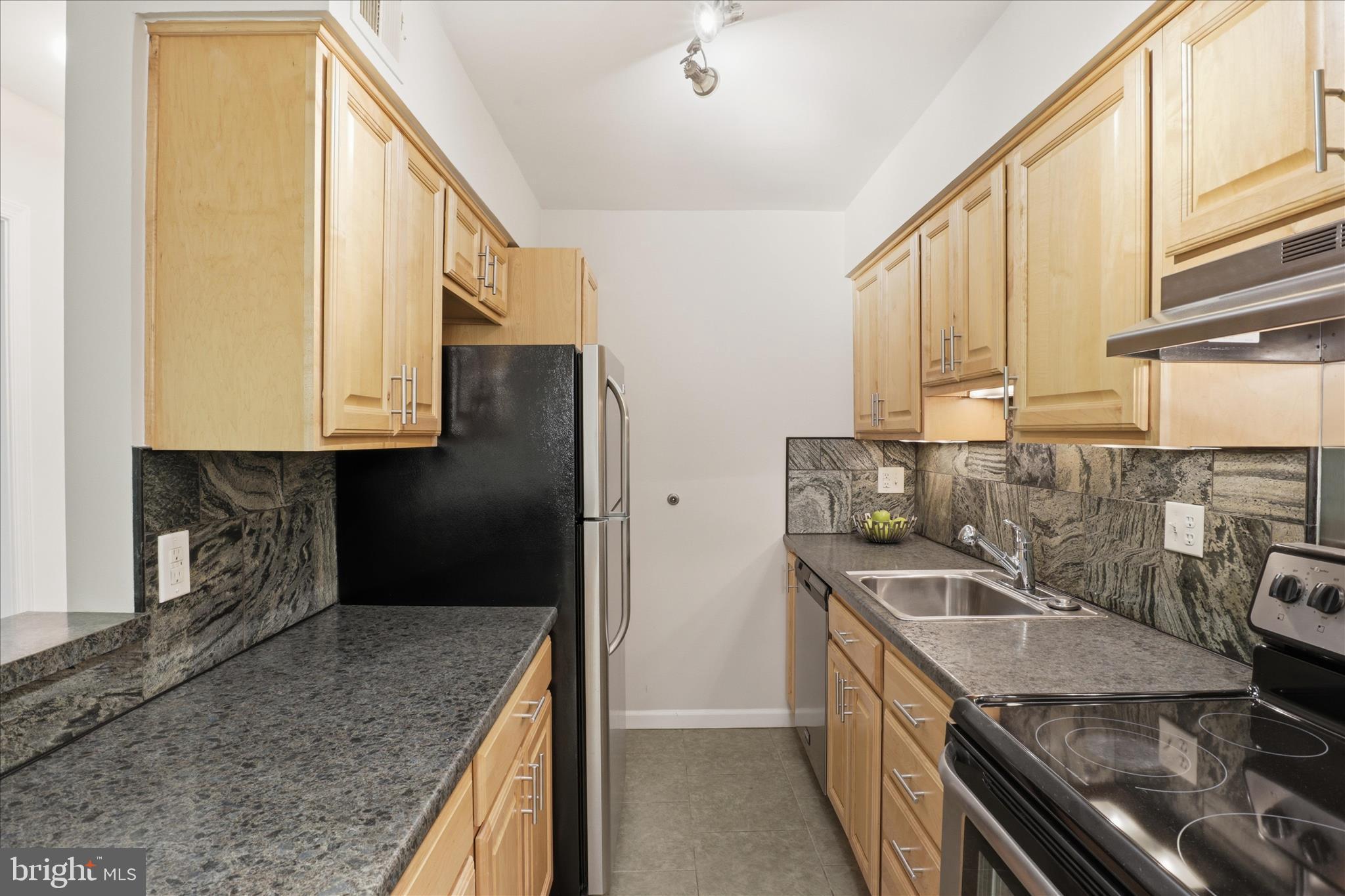 8110 Colony Point Road, Unit H Springfield, VA 22152 - Photo 9 of 33