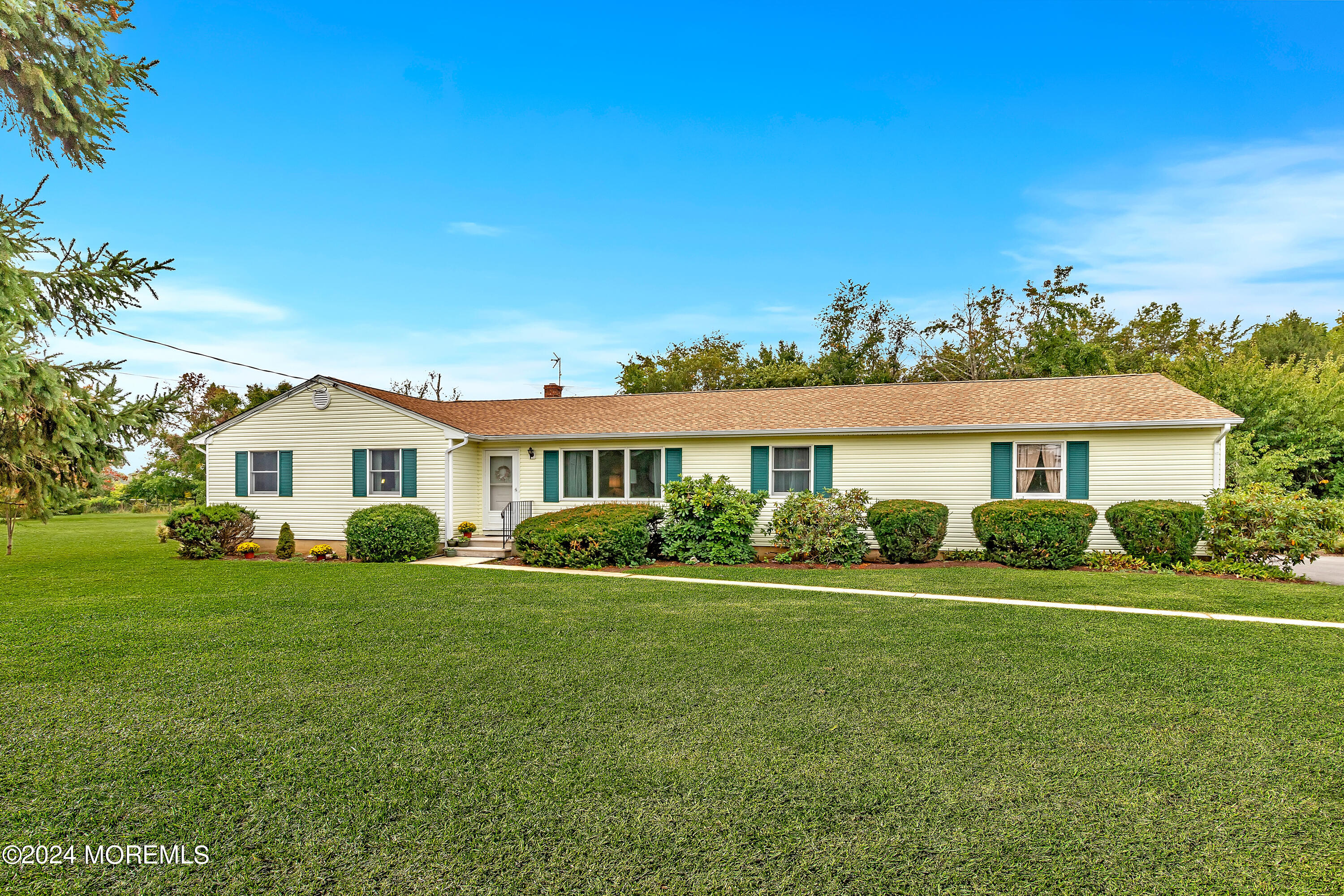 271 Route 539 Cream Ridge Cream Ridge, NJ 08514 - Photo 1 of 36 a front view of a house with a yard