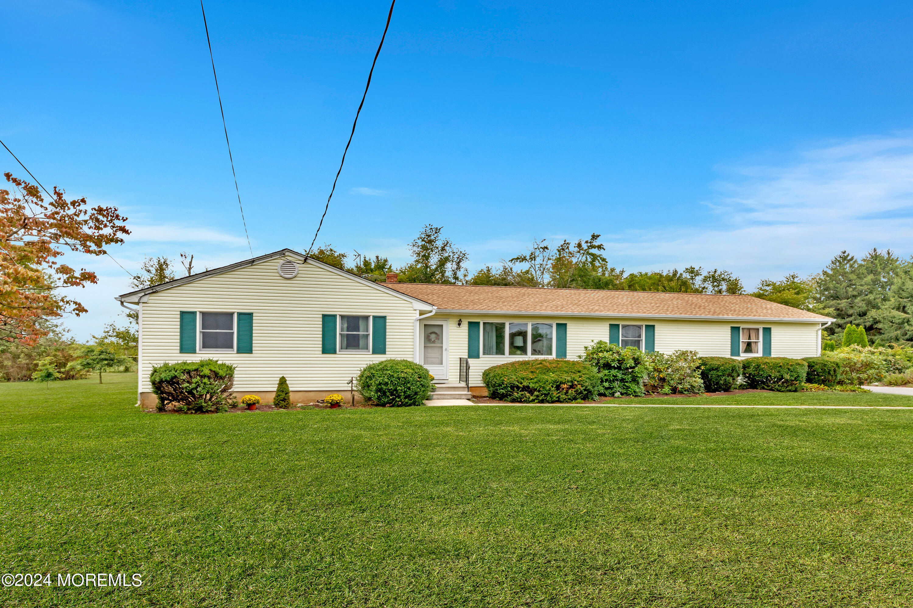 271 Route 539 Cream Ridge Cream Ridge, NJ 08514 - Photo 3 of 36 a front view of a house with a garden