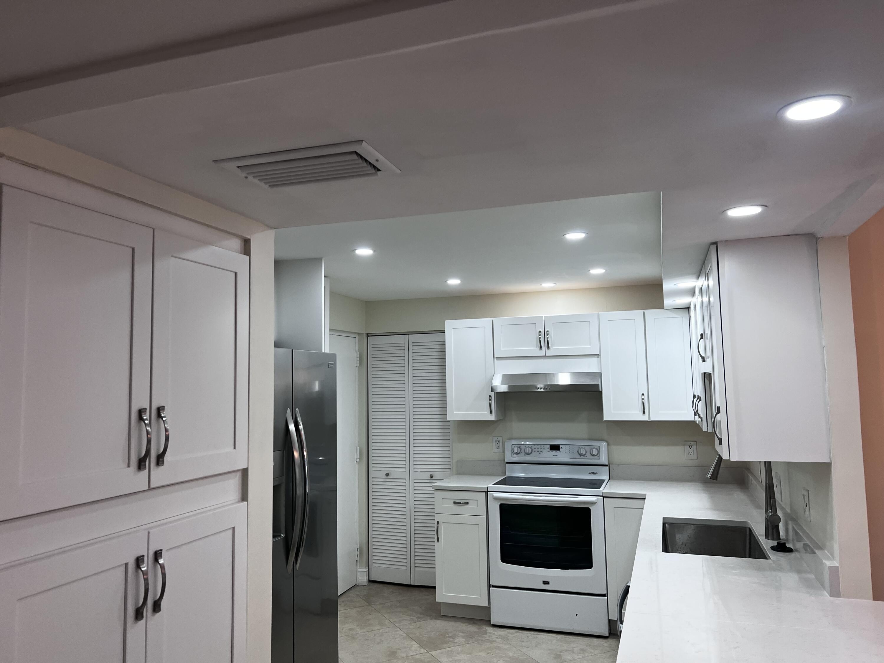 6000 Northwest 2nd Avenue, Unit 439 Boca Raton, FL 33487 - Photo 6 of 15 Modern Kitchen