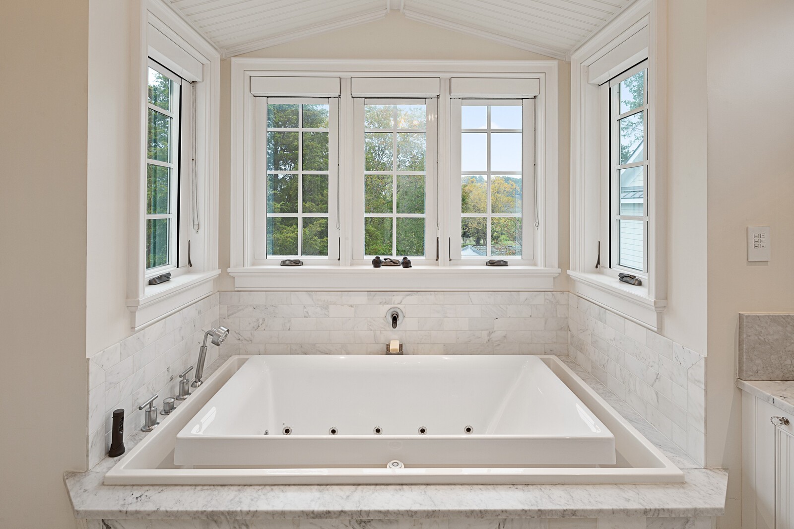 3377 Bailey Road Franklin, TN 37064 - Photo 41 of 49 a bathroom with bathtub with window