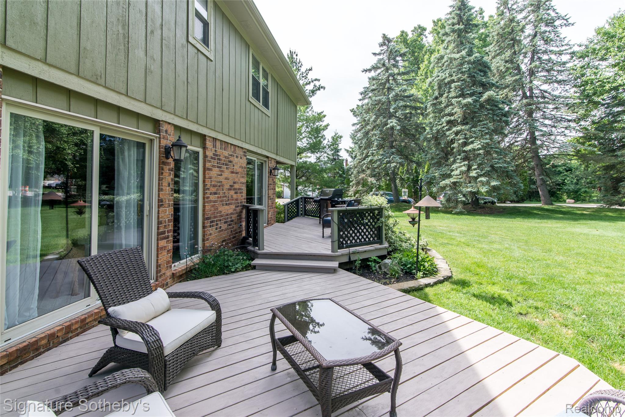 576 Ten Point Drive Rochester, MI 48309 - Photo 5 of 51 Large, dual deck