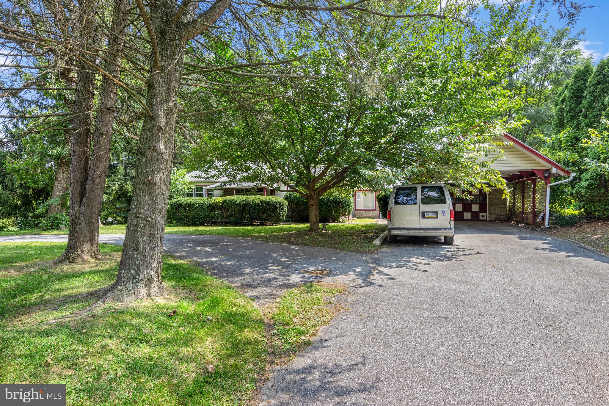 239 West Knowlton Road Aston, PA 19014 - Photo 3 of 32