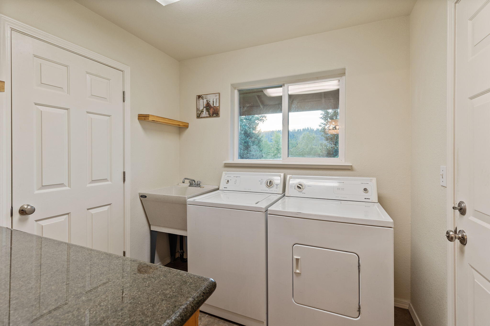 379 Oak Ranch Road Grants Pass, OR 97526 - Photo 29 of 38 24_laundry2