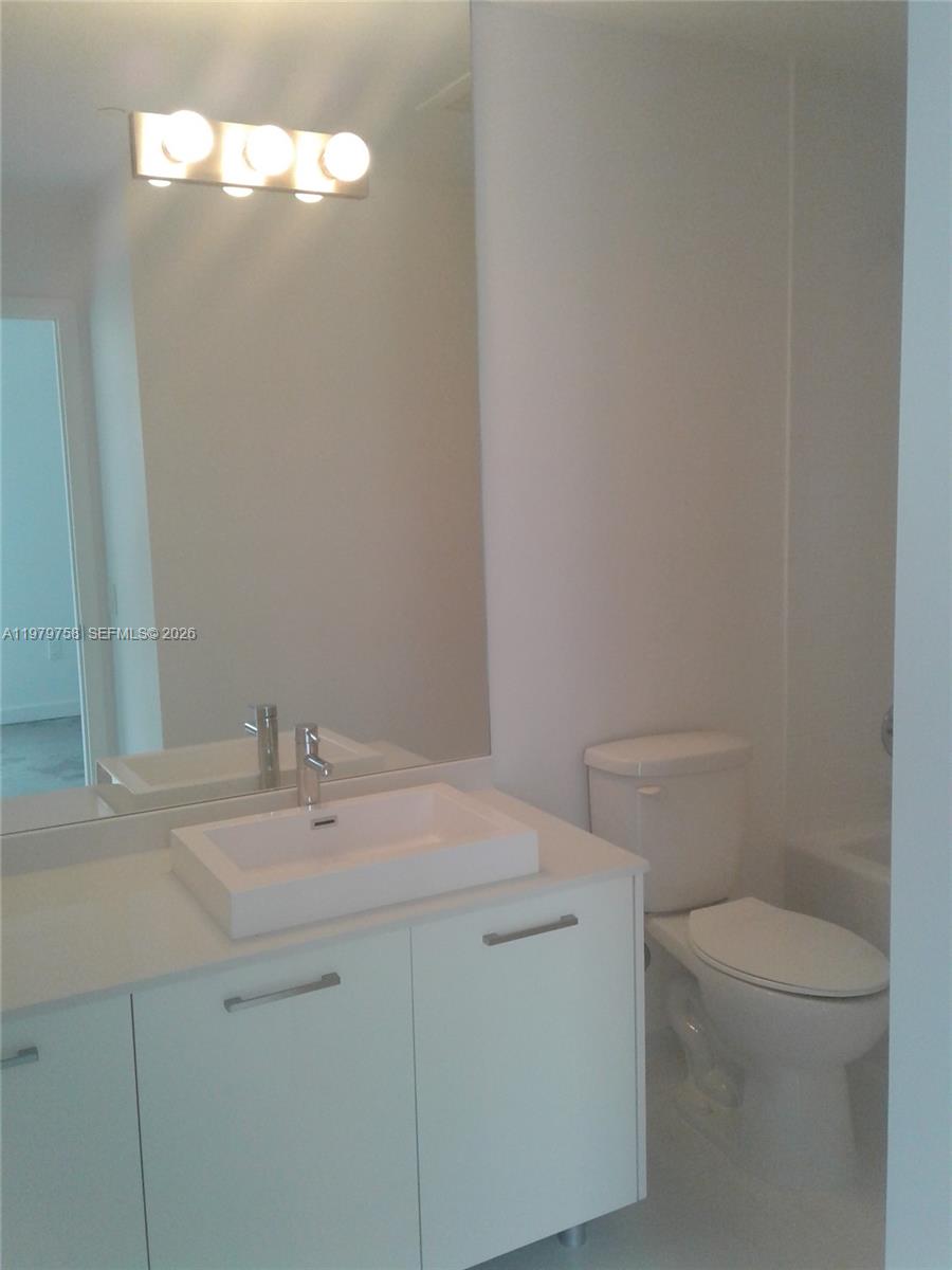 151 Southeast 1st Street, Unit 906 Miami, FL 33131 - Photo 14 of 30