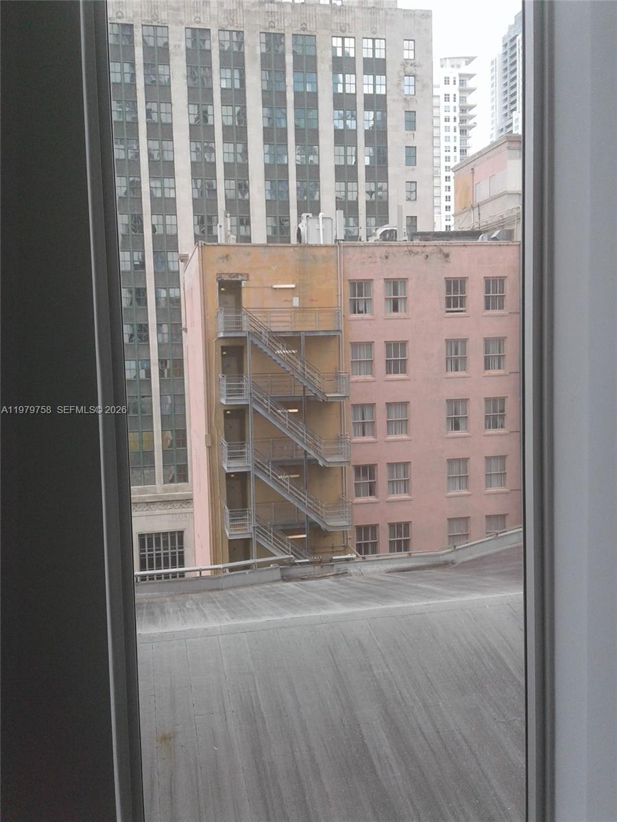 151 Southeast 1st Street, Unit 906 Miami, FL 33131 - Photo 19 of 30