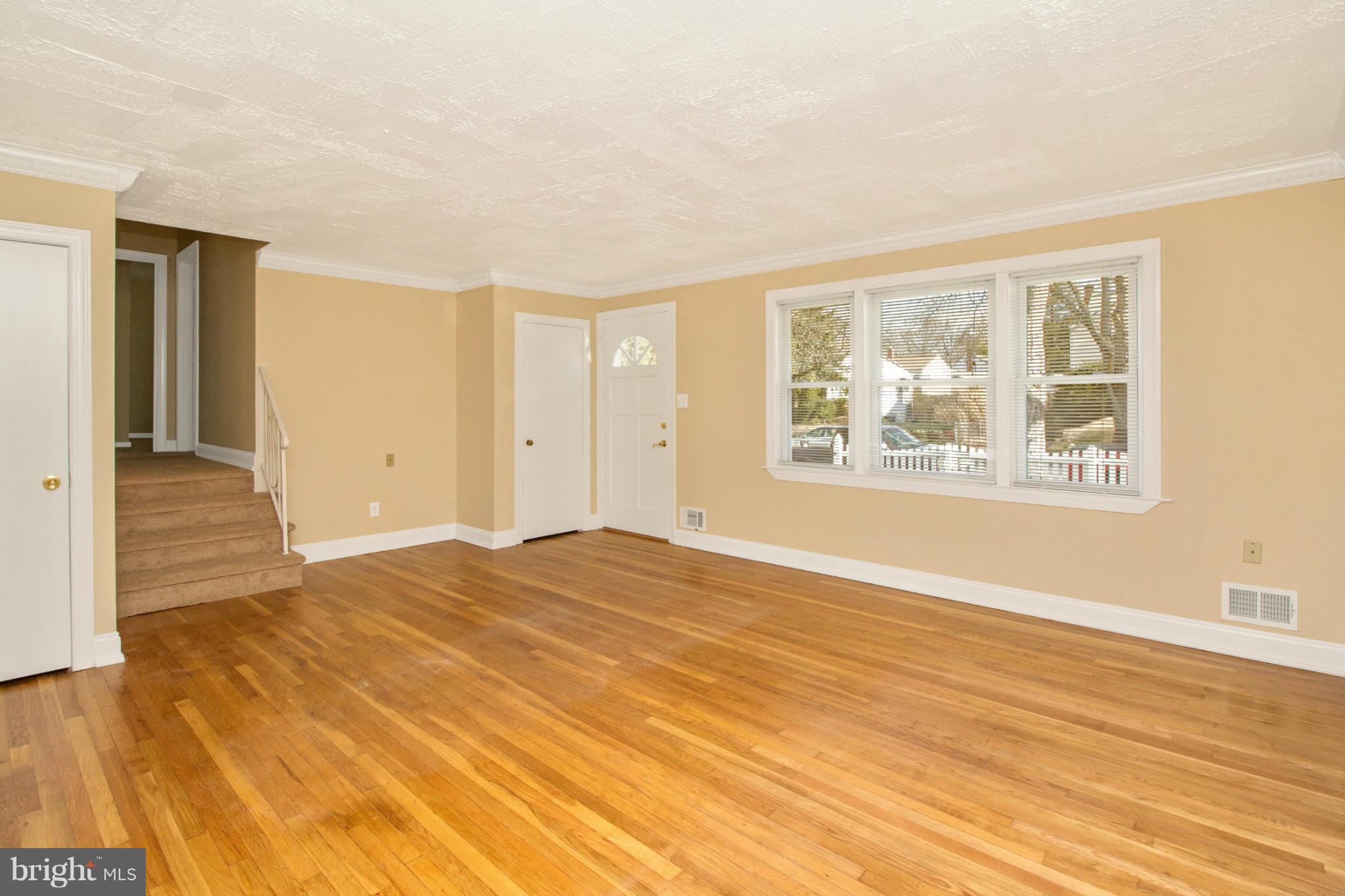 11910 Judson Road Silver Spring, MD 20902 - Photo 4 of 24 Living Room